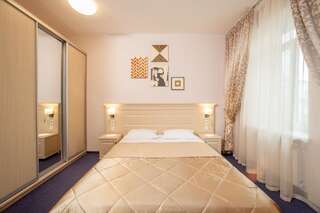 Отель Mackintosh Hotel Киев Улучшенный двухместный номер с 1 кроватью или 2 отдельными кроватями-1